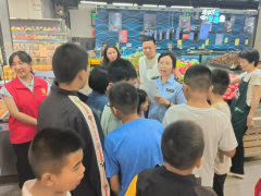 顺次走进熟食区、乳成品区、冷冻区和